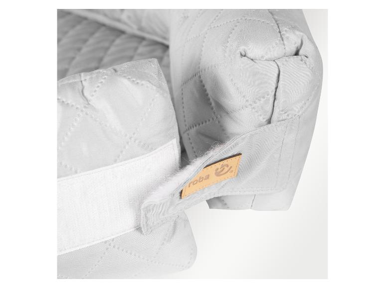 Graues, gestepptes Babynest mit Klettverschluss und braunem Roba-Etikett.