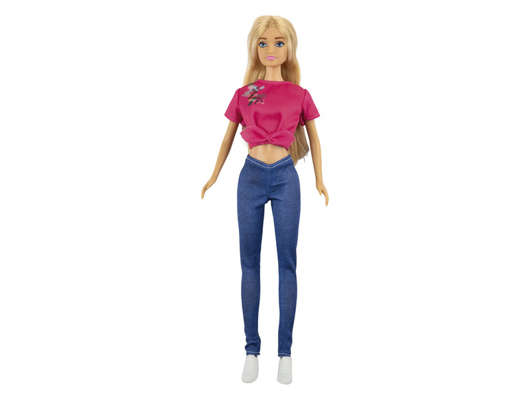 Eine Puppe mit blauen Jeans und einem rosafarbenen Shirt.