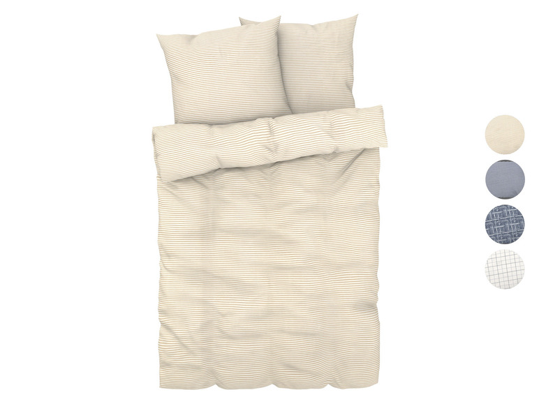 Beigefarbene Bettwäsche mit gestreiftem Muster und zwei passenden Kissenbezügen.