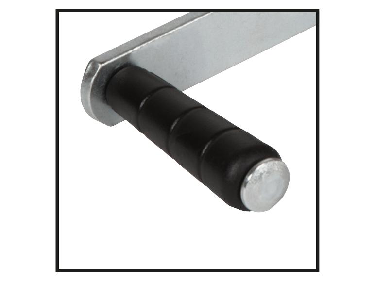 Nahaufnahme einer Metallkurbel mit schwarzem Griff.