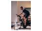 Mann trainiert auf einem Heimtrainer in einem modernen Raum.