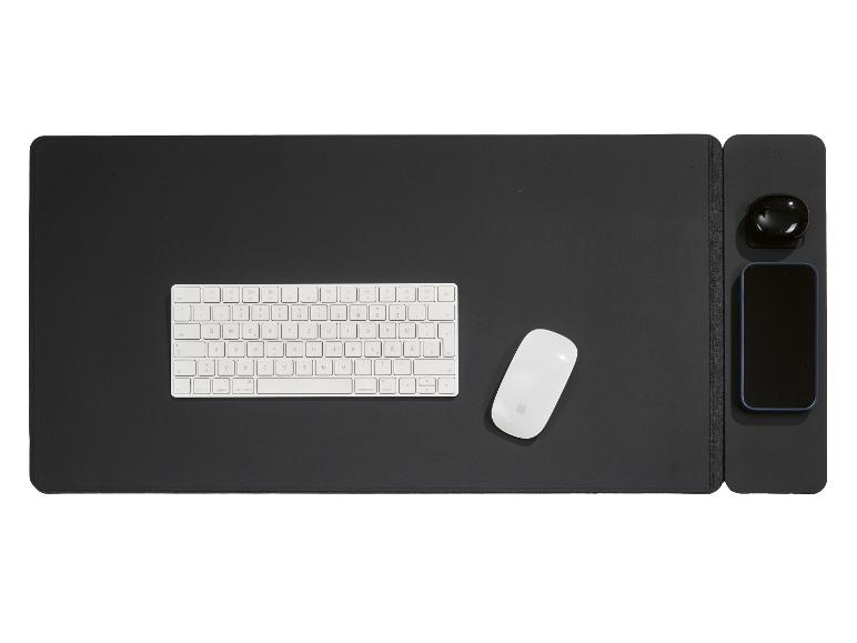 Tastatur, Maus, Kopfhörer und Smartphone auf einer schwarzen Schreibtischunterlage.