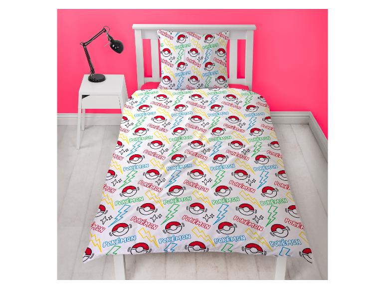 Weißer Bettbezug und Kissenbezug-Set mit bunten Blitzen und Pokéball-Designs.