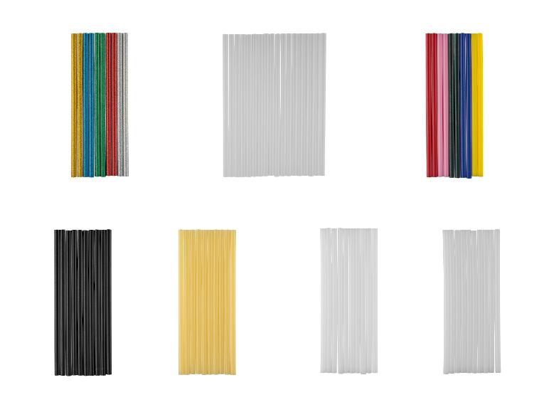 Farbige und weiße Klebestifte in verschiedenen Größen.