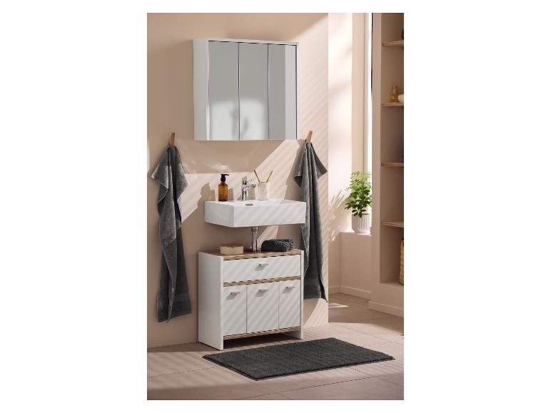 Badezimmerschrank mit Waschbecken, Spiegel und Wandschrank in einem beigen Badezimmer.