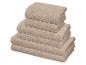 Stapel von sechs sandfarbenen Handtüchern, ordentlich gefaltet und übereinander gestapelt.
