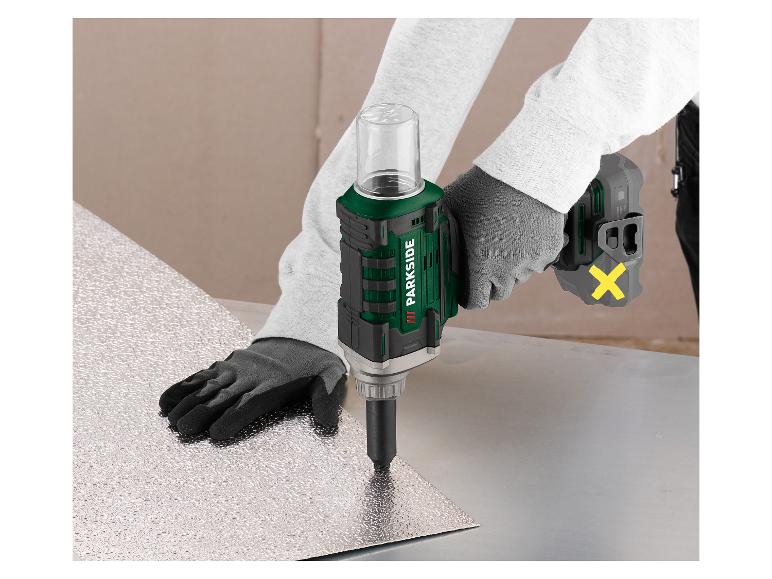 Person mit Handschuhen verwendet eine Akku-Nietpistole auf einem Metallblech.