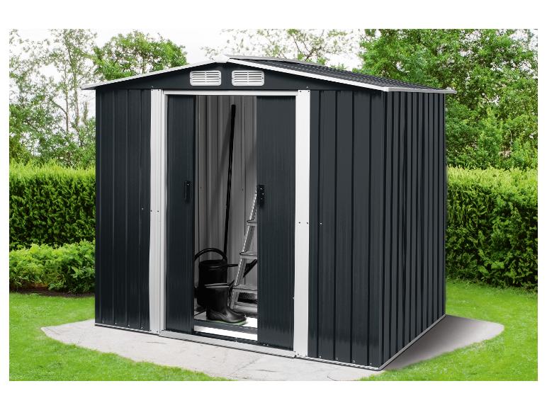 Dunkelgraues Gartenhaus mit offenen Türen, das eine Gießkanne und Leiter im Inneren zeigt.