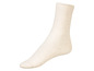 Ein Paar cremefarbene Socken mit Rippenmuster.