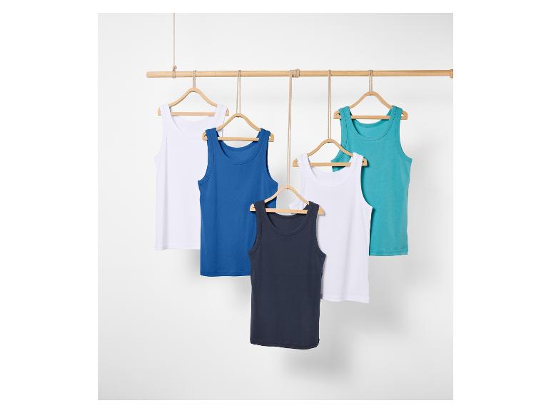 Kinder-Tanktops in Weiß, Blau und Türkis.