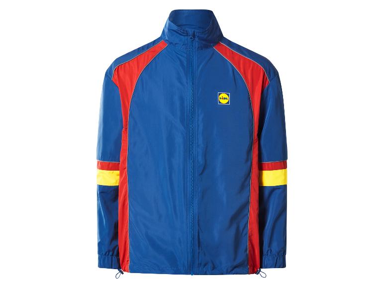 Blaue Windjacke mit roten und gelben Details, mit Frontreißverschluss.