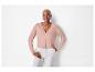Model mit rosa Cardigan und weißer Hose.