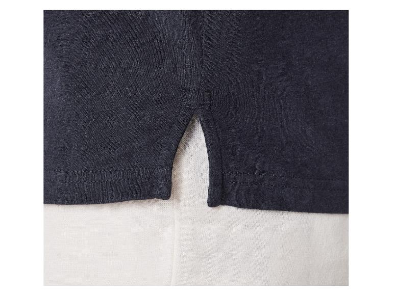 Dunkles T-Shirt und heller Unterteil.