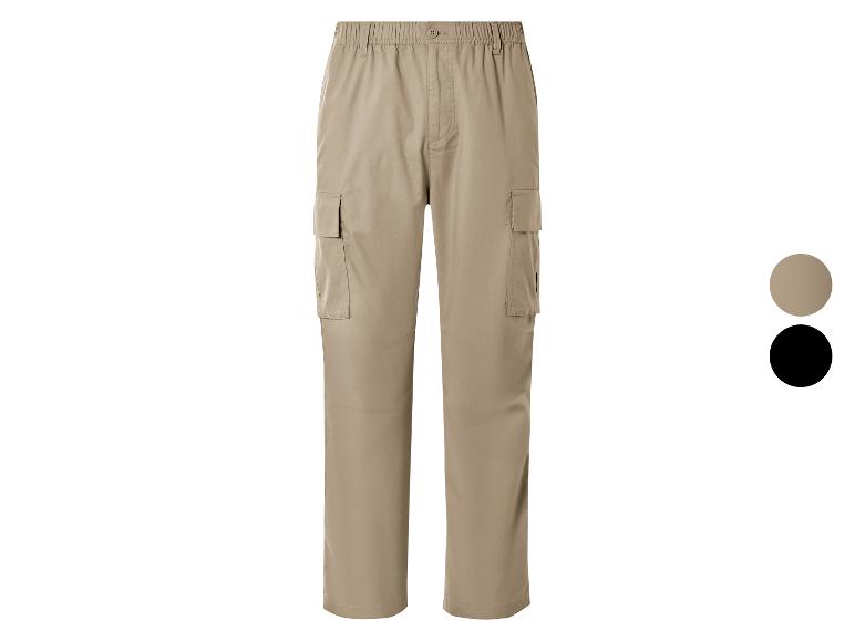 Beige und schwarze Cargohosen.