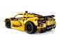 Gelber LEGO Technic Corvette Sportwagen, von hinten gesehen.