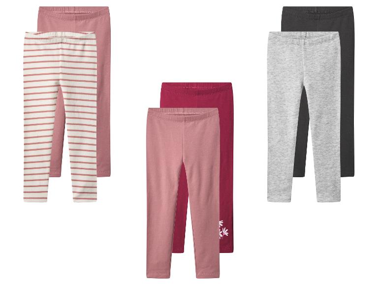 Drei Sets Kinderleggings: rosa gestreift, einfarbig rosa/bordeaux und grau/schwarz.