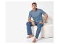 Mann in blauem T-Shirt und Hose sitzt auf einem weißen Stuhl.