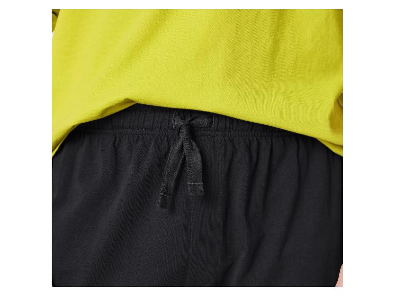 Neon-gelbes T-Shirt und schwarze Shorts mit Kordelzug