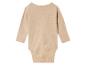 Ein beiger Baby-Body mit langen Ärmeln.