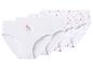 Vier weiße Kinderunterhosen, zwei mit kleinen rosa Herzen, zwei unifarben mit drei rosa Herzen.