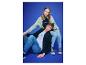 Mann und Frau in Jeans und sportlichen Jacken mit Text