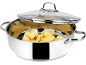Edelstahltopf mit Glasdeckel und geschälten Kartoffeln zum Dämpfen.