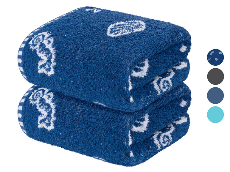 Zwei blaue Handtücher mit weißen Seepferdchen