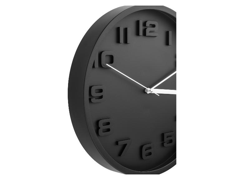 Moderne schwarze Wanduhr mit erhabenen Ziffern.
