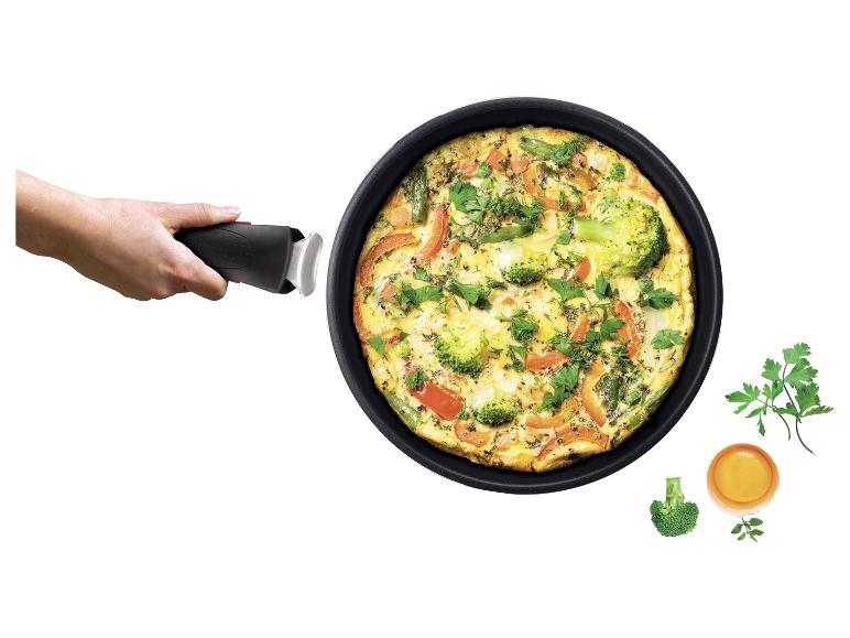 Gemüseomelett in der Pfanne: Brokkoli, Paprika. Gesundes Rezept.