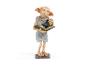 Dobby-Figur aus der NIKE-Reihe Magische Kreaturen, die ein offenes Buch hält.
