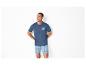 Mann in blauem T-Shirt mit „CALL IT A DAY“-Aufschrift und blauen karierten Shorts.