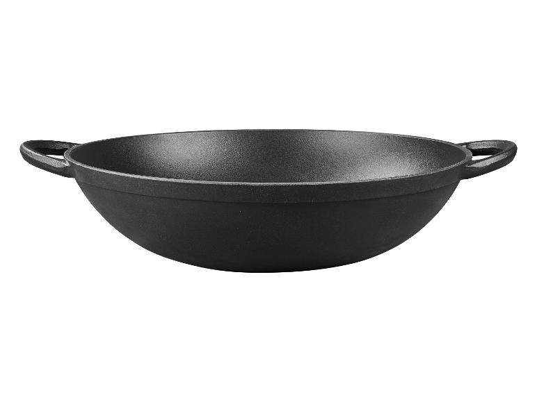 Eine schwarze gusseiserne Wokpfanne mit zwei Griffen.