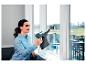 Frau reinigt Fenster mit einem Bissell PowerFresh Slim Dampfreiniger.