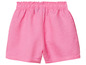 Eine rosa Shorts mit elastischem Bund.