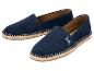 Ein Paar blaue Wildleder-Espadrilles mit gesticktem Logo und geflochtener Sohle.