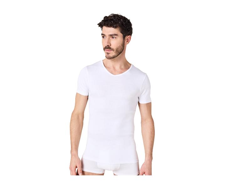 Mann in weißem Kurzarm-Unterhemd und weißer Unterhose.