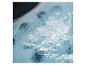 Sprudelndes Wasser in einem Whirlpool, das eine entspannende Atmosphäre schafft.
