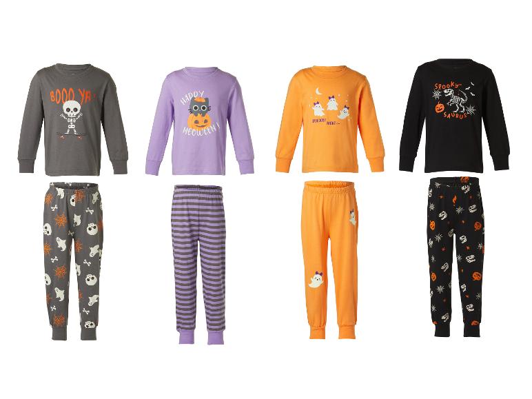 Vier Sets Kinder-Halloween-Pyjamas mit verschiedenen gruseligen Designs.