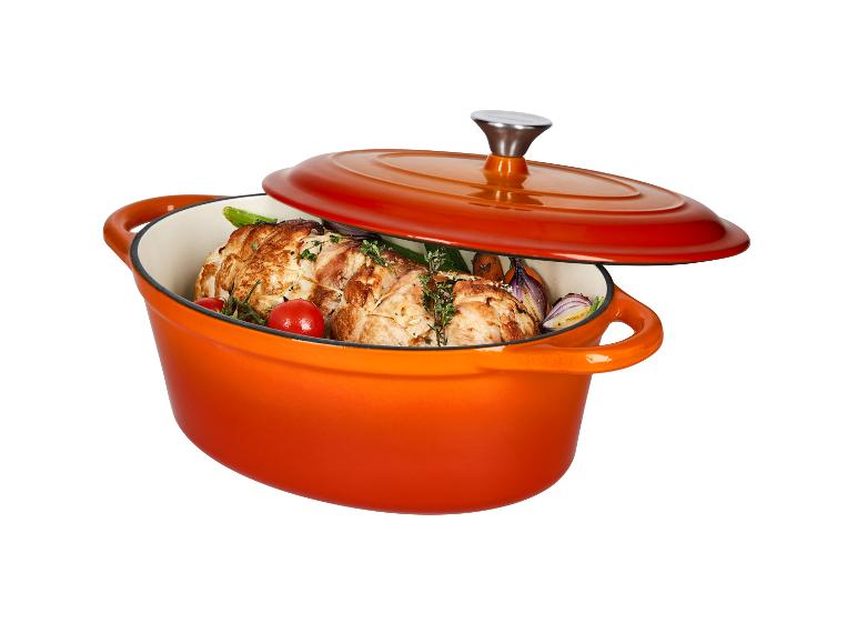 Ein orangefarbener Topf mit Fleisch und Gemüse.