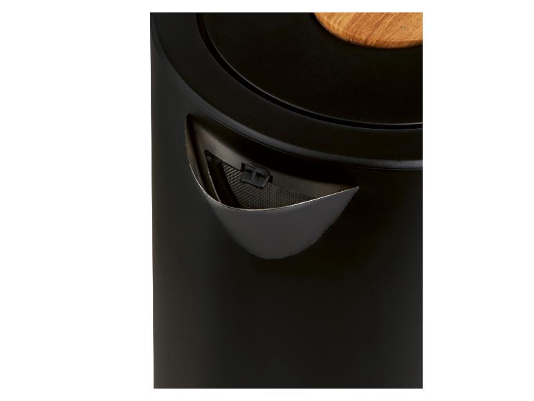 Schwarzer Wasserkocher mit Holzdeckel und integriertem Filter