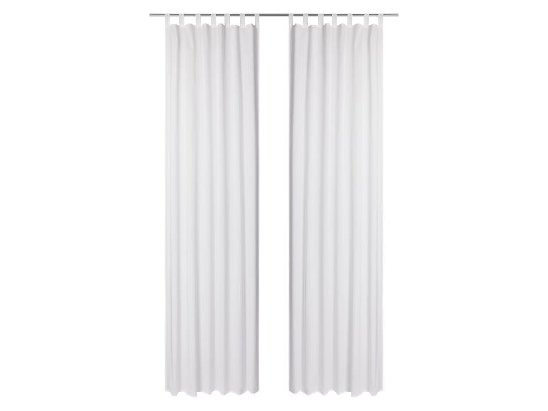 Zwei weiße Vorhänge mit Ringen, an einer Metallstange aufgehängt.