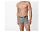 Hemdloser Mann in grauen Boxershorts mit schwarzem Bund und weißen Streifen.