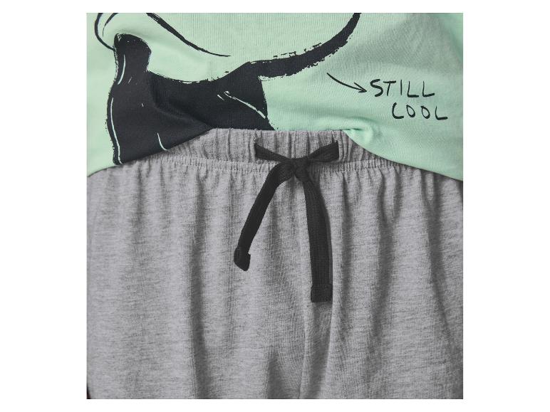 Pyjama mit grauen Shorts und hellgrünem Shirt mit grafischem Aufdruck.