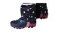 Dunkelblauer Kinder-Winteroverall mit Herzmuster und Winterstiefeln.