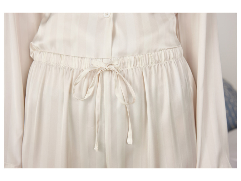 Weiße Satin-Pyjamahose mit Schleife.