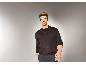 Mann in dunkelbraunem Langarm-Poloshirt und grauer Hose.