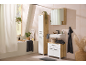 Helles Badezimmer mit Holz- und weißen Schränken, Spiegelschrank und Badewanne.