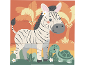 Zeichentrick-Zebra und Schildkröte in einem tropischen Dschungel mit Palmen und Blumen.