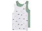 Zwei Kinderunterhemden, eines weiß mit grünen Dinosaurier-Prints und eines einfarbig grün.