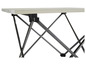 Ein klappbarer Tisch mit einer grauen Tischplatte und einem schwarzen Metallrahmen.